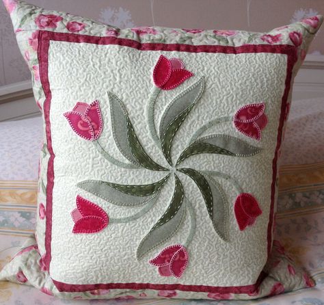 Windblown Tulips. Hand and machine appliqué, machine quilting. Tulip Quilt, Pixel Quilting, Spring Throw Pillows, Crewel Embroidery Patterns, Applique Cushions, Bantal Sofa, Applique Pillows, Cushion Cover Designs, Miniature Quilts