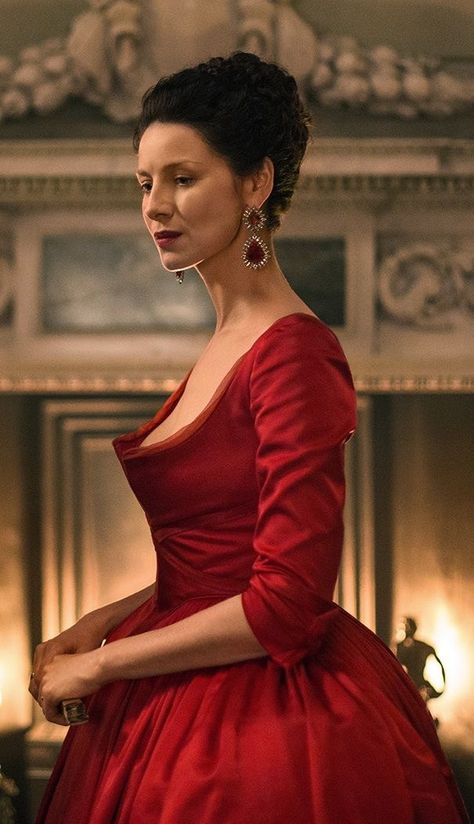 Claire red dress profile Outlander Costumes, Outlander Claire, Outlander Season 2, Diana Gabaldon Outlander, Outlander Tv Series, Jamie Fraser Outlander, Outlander Book, Claire Fraser, Outlander Jamie