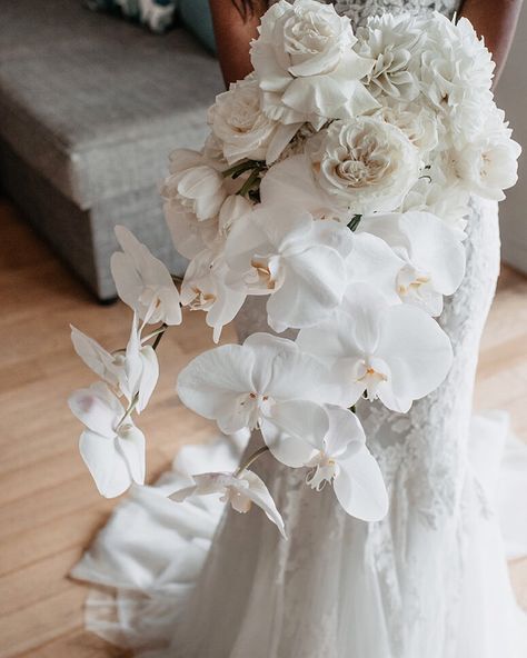 The French Petal on Instagram: “Blooms under a very hot summer , Akua and Robin miss you already . 📸 @cloudcatcherstudio” Aisle Flowers White, Table Greenery, Modern Wedding Details, Off White Wedding, Hanging Greenery, Flower Crown Bridesmaid, Cascading Bridal Bouquets, Romantic Wedding Ceremony, Aisle Decorations