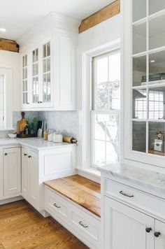 Farmhouse Kitchen On A Budget, Seating In Kitchen, Kitchen Window Design, Kitchen New York, Farmhouse Kitchen Design, White Kitchen Design, Farmhouse Sink Kitchen, Modern Kitchen Cabinets, Transitional Kitchen