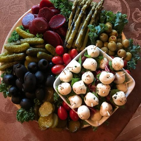 Relish Tray Christmas, Fall Relish Tray, Holiday Relish Tray Christmas, Relish Tray Ideas Parties, Pickle And Olive Tray Ideas, Relish Tray Ideas Thanksgiving, Thanksgiving Relish Tray Ideas, Christmas Relish Tray, Pickle Tray Ideas