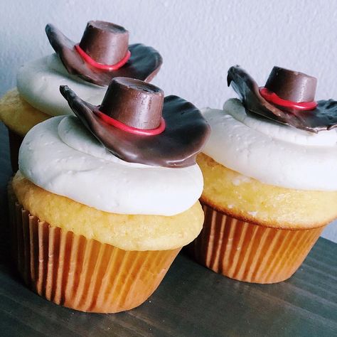 Cowboy Hat Cupcake Cake, Western Party Cupcakes, Cowboy Cupcakes Toppers, Cowboy Hat Cupcake Topper, Cowboy Hat Dessert, Cowboy Birthday Cupcakes, Cowgirl Themed Desserts, Rodeo Theme Cupcakes, Rodeo Dessert Ideas