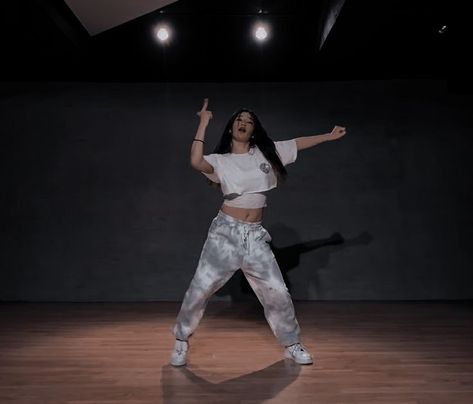 Kpop Dance Pictures, Dancing Kpop Aesthetic, Hiphop Dancing Aesthetic, Kpop Dancers Aesthetic, Dance Kpop Photo, Hip Hop Girl Aesthetic, Dance Career Aesthetic, Kpop Dancing Aesthetic, Hiphop Dancer Aesthetic