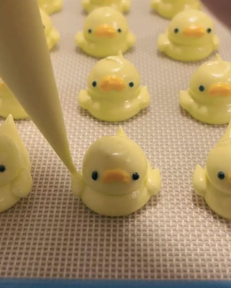 Rubber Ducky Meringue Cookies 🐥🦆 | cookie, drink, meringue | These little cuties are perfect to float in your hot beverages 🐥🦆 | By STUDENTbible Kreative Snacks, Kawaii Cooking, Cute Baking, Idee Pasto, Rubber Ducks, Meringue Cookies, Tasty Baking, حلويات صحية, Läcker Mat