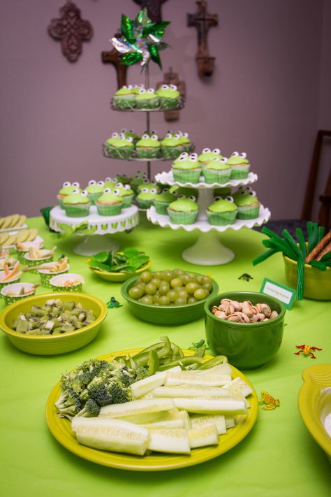 Kermit frog green party food Green Foods For Party, Green Food Party, Frog Party Ideas, Frog Food, Princess Tiana Birthday Party, Tiana Birthday Party, Frog Tea, Frog Birthday Party, Green Foods