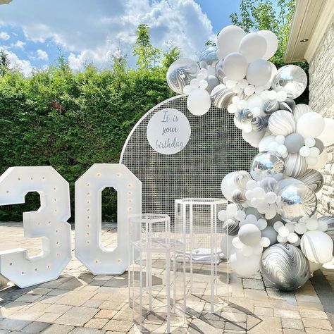 Festa All White, White Party Decor, Birthday Party Rentals, 25th Wedding Anniversary Party, 30th Birthday Themes, 40th Birthday Party Decorations, 21st Bday Ideas, 30th Birthday Decorations, Simple Birthday Decorations