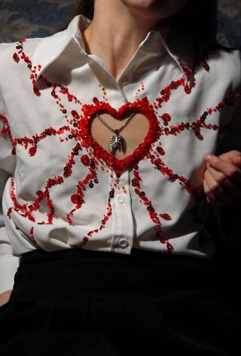 Beautiful heart design shirt Unusual Clothes, Diy Clothes Design, Diy Fashion Clothing, Kleidung Diy, Red Beads, Ropa Diy, Mode Vintage, Character Outfits, Looks Vintage