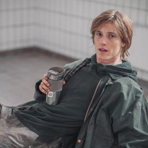 240 Me gusta, 0 comentarios - Louis Hofmann Fans (@louishofmann.usa) en Instagram: "Louis Hofmann #landofmine #handsome #thewhitecrow #dark #louishofmann #darknetflix #netflix…" Louis Hofmann, Danielle Campbell, Man Photo, Favorite Celebrities, Actors & Actresses, Pretty People, A Man, Avengers, Tv Shows