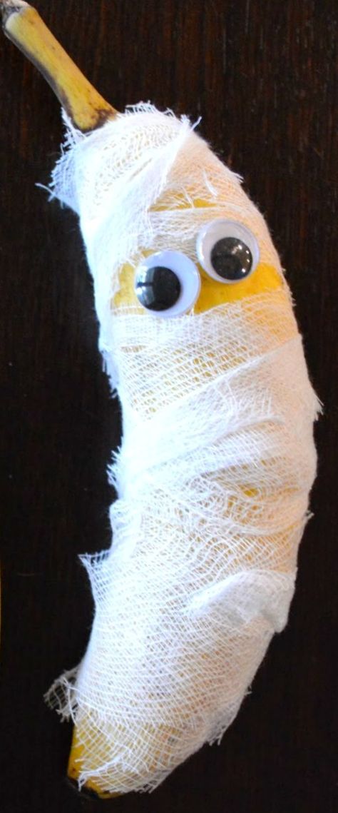 Banana Mummy ~ Simple and fun. Fall Halloween Party Ideas, Halloween Bananas, Collage Recipes, Mummy Crafts, Mummy Wrap, Banana Treats, Halloween Classroom, Halloween Wine, Halloween Spooktacular