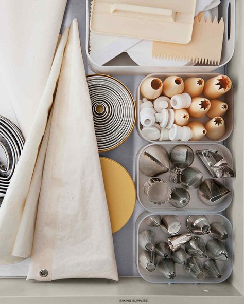 organize baking decorating supplies in dedicated drawer Baking Supplies Organization, Martha Stewart Kitchen, Cocina Shabby Chic, Cookie Decorating Supplies, Icing Tips, Baking Utensils, Kitchen Hacks Organization, Easy Cake Decorating, Pastry Bag