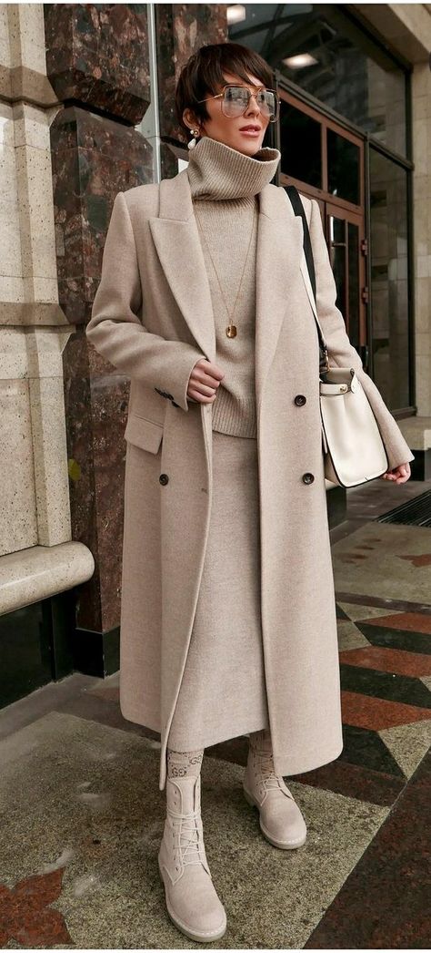 Monochromatic Cream Outfit, Taupe Monochromatic Outfit, Minimalist Fall Outfits Women, Ecru Coat Outfit, Monochrome Winter Outfits, Taupe Coat Outfit, Biege Outfits, Beige Outfit Winter, Beige Monochrome Outfit