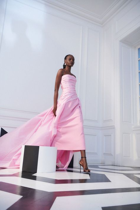 Long Maxi Gowns, Pre Fall 2023, Purple Prom Dress, Student Fashion, Maxi Gowns, Gorgeous Gowns, Looks Style, Carolina Herrera, Pre Fall