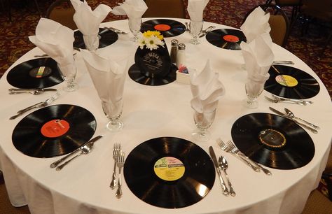 Vynil Record Centerpiece, 45 Record Centerpieces, Record Themed Party, Vinyl Record Centerpiece, Records Centerpieces, Record Charger Plates, Vinyl Record Centerpiece Ideas, Record Centerpieces Ideas, Music Party Centerpieces