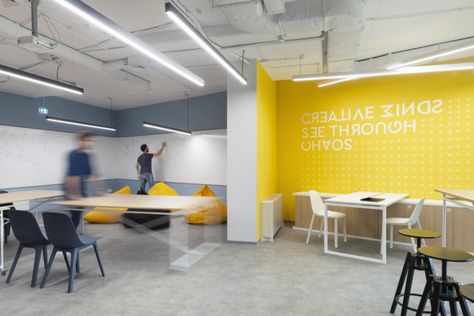 74 Office Decor Ideas – Make Your Workplace Fun, Productive & Creative - InteriorZine Bright Paint, Yellow Office, Cool Office Space, Office Space Design, Modern Office Design, Contemporary Office, Software Company, Collaboration Space, Office Snapshots