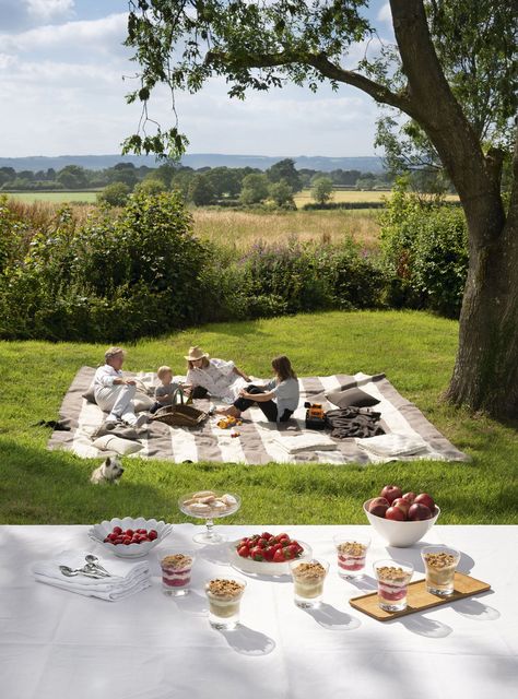 How to Throw a Picnic Like You’re in the English Countryside- ELLEDecor.com Farm Cooking, Grilled Peach Salad, Concrete Terrazzo, Seasonal Eating, Cotswolds England, Home Farm, Peach Salad, John Pawson, Manhattan Apartment