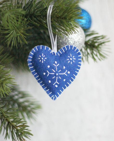 Felt Mistletoe, Mistletoe Decoration, Felt Snowflakes, Diy Felt Christmas Ornaments, Tree Heart, Baby Mobil, Heart Christmas Ornaments, Felt Crafts Christmas, Christmas Embroidery Patterns