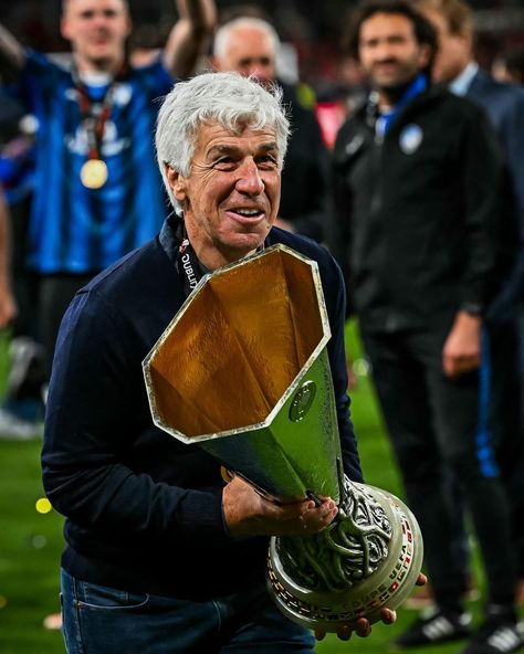 Shoutout Gian Piero Gasperini 🫡 ▫️ When he took over Atalanta in 2016 the aim was to avoid relegation ▫️ By 2018, they were playing in the Europa League ▫️ By 2019, they were in the UCL for the first time in club history ▫️ 2024: Europa League winners European Cup, Soccer Gear, European Football, Europa League, Football Jerseys, Soccer Jersey, Football Club, When He, Shout Out