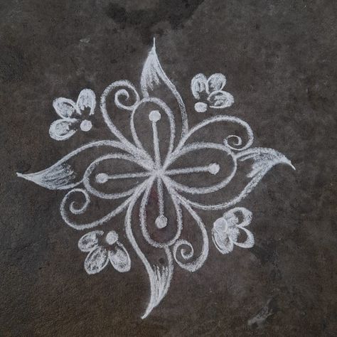 Small Free Hand Rangoli, Small Kolam, Easy Rangoli Designs Videos, Very Easy Rangoli Designs, Rangoli Easy, Baby Hammock, Rangoli Designs Photos, Rangoli Designs Simple Diwali, Rangoli Simple