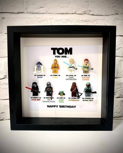 Starwars Gift For Boyfriend, Star Wars Gifts For Boyfriend Christmas, Star Wars Gifts For Boyfriend, Star Wars Gift Box Ideas, Star Wars Shadow Box Ideas, Yoda Happy Birthday, Lego Gift Sets Star Wars, Lego Boxes, Star Wars Diy