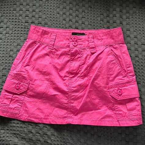 Pink cargo skirt, size: xs/6, brand new, worn once Pink Cargo Skirt Outfit, Pink Cargo Skirt, Cargo Skirt Outfit, Cargo Skirt, Skirt Outfits, Bright Pink, Mini Skirts, Dress Es, Dresses Skirts