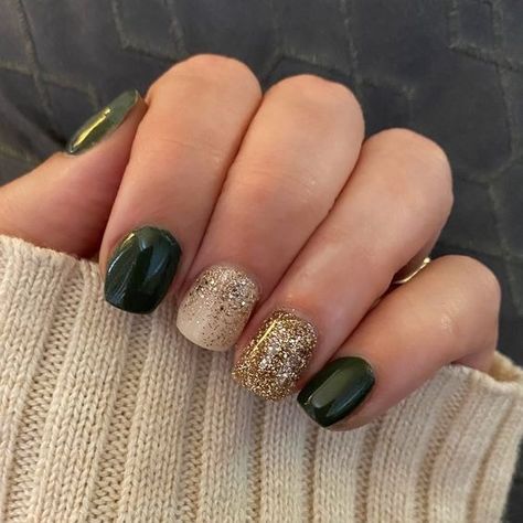 New Years Nail Designs Rose Gold, Simple Holiday Nails Acrylic Coffin, Acrylic Nail Designs Short Christmas, Gelish Nails Colors Designs, Winter 2023 Short Nails, Trendy Nails Short Square Winter, Early Winter Nails 2023, Elegant Nails With Black Dress, Green And Gold Sns Nails