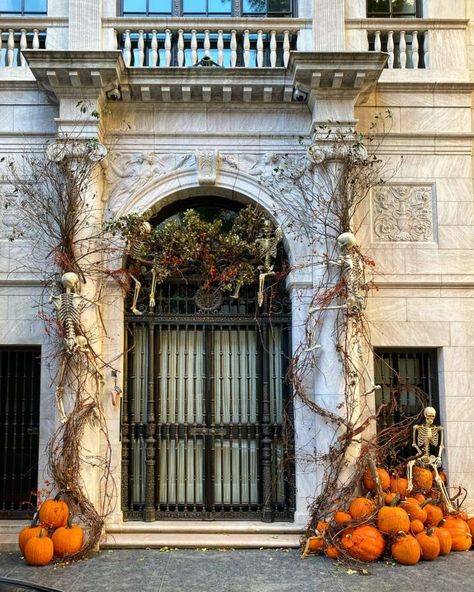 Spooky Stoops: New York Brownstone Halloween Inspiration - Stagg Design Simple Fall Porch Decor, New York Brownstone, Classy Halloween, Esthetician Room, Chic Halloween, Halloween Front Porch, Scary Halloween Decorations, Fall Inspiration, Halloween Porch