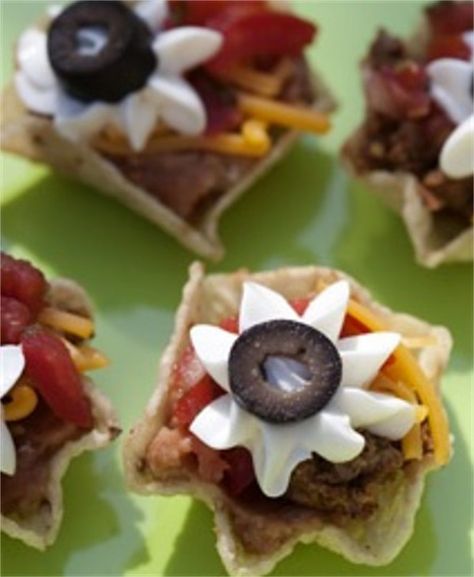 Tostitos scoops filled with refried beans, cheese, sour cream, olive on top. Served cold or room temp Scoops Appetizers, Taco Cups Recipe, Taco Cups, Mini Tacos, Taco Party, Party Appetizers, Salty Snacks, Finger Food Appetizers, Party Food Appetizers