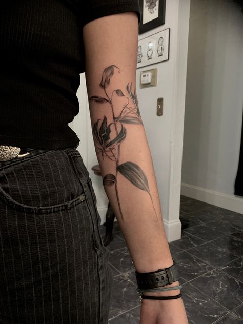 Flower Shadow Tattoo, Gloriosa Lily Tattoo, Japanese Lily Tattoo, Flame Lily Tattoo, Fire Lily Tattoo, Fire Flower Tattoo, Arm Flower Tattoo, Fire Lily, Shadow Tattoo