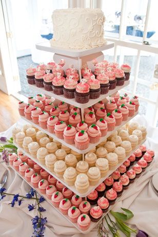 . Diy Cake Stand, Sweet 17, Small Wedding Cakes, Torte Cupcake, Cupcake Display, Big Cakes, Cupcake Tower, Wedding Cakes With Cupcakes, Pink Cupcakes