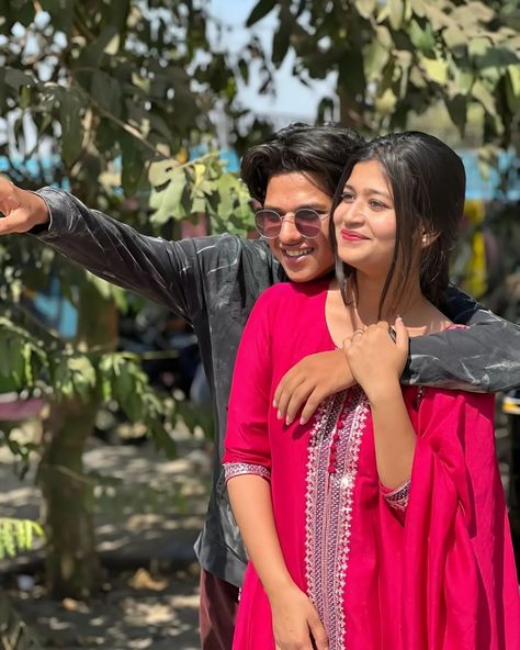 Funny Couple Poses, Bff Pfp Matching Aesthetic, Kumar Sanu, Cute Love Photos, Love My Life, Indian Wedding Photography Poses, Cute Couples Photography, Best Pose For Photoshoot, Couple Picture Poses