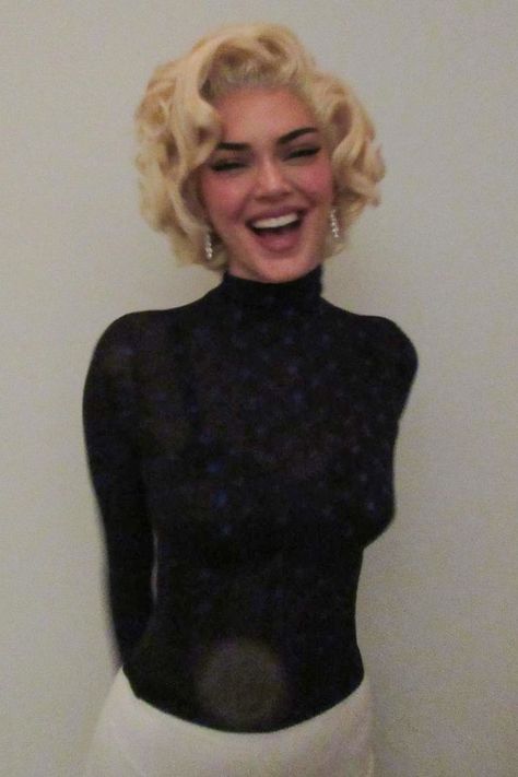 Marilyn Monroe Black Turtleneck, Funny Cute Costumes, Short Blonde Hair Halloween Costumes, Halloween Costumes Blonde Hair, Kendall Jenner Dresses, Kendall Jenner Costume, Marilyn Costume, Marilyn Monroe Wig, Marilyn Monroe Halloween Costume