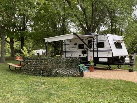 Diy Privacy Screen, Diy Screen, Lawn Chairs, Rv Stuff, Privacy Screen, Unique Spaces, Patio Decor, Recreational Vehicles, Tiny House