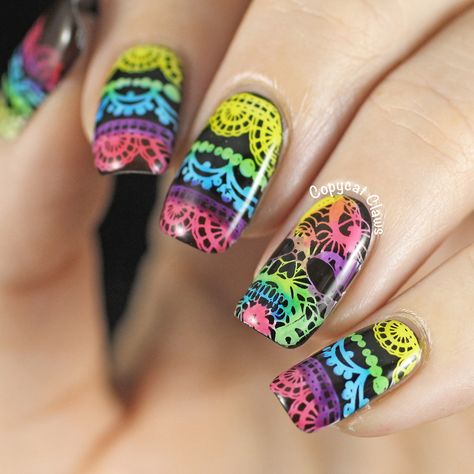 Papel Picado Nail Art, Dia De Los Muertos Nail Ideas, Catrina Nails, Sugar Skull Nail Art, Day Of The Dead Nails, Toenail Polish Designs, Sugar Skull Nails, Mexican Nails, Mandala Nails