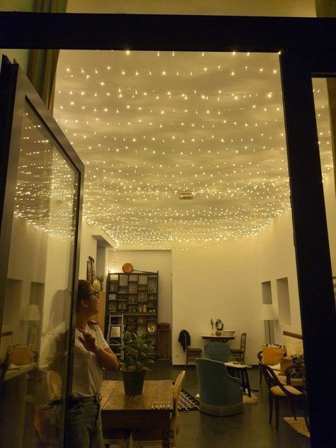 Fairy Lights Home Decor, Small Room Birthday Decorations, Fairy Lights Bedroom Ceiling, Fairy Lights Wall Decor, Fairy Lights On Ceiling, Wall Fairy Lights, Fairy Lights Wall, Fairy Lights Ceiling, Dorm Room Decor Ideas