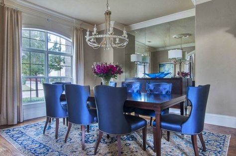 17 Lovely Dining Rooms With Cozy Upholstered Dining Chairs Royal Blue Dining Room, Dining Room Decor Traditional, Blue Dining Room, Blue Chairs, Dream Dining Room, Blue Dining Room Chairs, Blue Velvet Dining Chairs, Dining Room Chair Covers, Blue Dining Chair