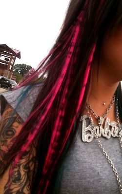 Hair, dermal, sleeve, necklace. Extensions Hair Brunette, Pink Extensions Hair, Highlight Extensions, Pink Extensions, Fashion Pink Outfits, Extensions Hairstyles, Bright Pink Hair, Hair Brunette, Bright Hair Colors