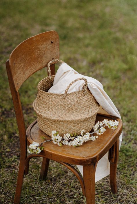 brown woven basket on brown wooden chair photo – Free Furniture Image on Unsplash Vintage Wooden Chair, Fall Minis, Brown Image, Floral Chair, Belly Basket, Spring Images, Free High Resolution Photos, Modern Rustic Homes, Plant Covers