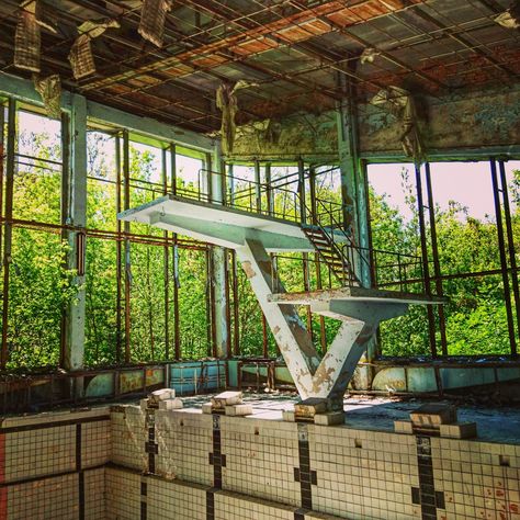 This is a swimming pool in the abandoned city of Pripyat inside the Chernobyl Nuclear Exclusion Zone. ☢️ One of the most amazing places I've ever been Castles In Europe, European Castle, Best Places In Europe, Abandoned City, Abandoned Cities, Chernobyl, Abandoned Buildings, Modern Buildings, Abandoned Houses