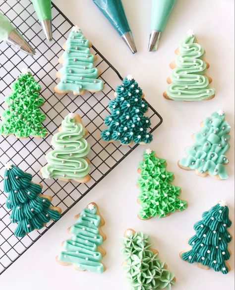 Christmas Sugar Cookies Decorated, Buttercream Decorating, Cookie Decorating Party, Christmas Tree Cookies, Cookie Party, Xmas Cookies, Creative Cookies, Christmas Sweets, Christmas Cookies Decorated