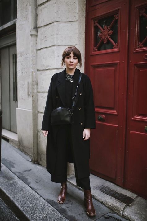 THE PERFECT BLACK OVERALLS & VISITING L’APPARTEMENT SEZANE Schwarzer Mantel Outfit, Black Coat Outfit, Black Overalls, Winter Stil, Looks Black, Coat Outfits, 가을 패션, Looks Style, Mode Inspiration