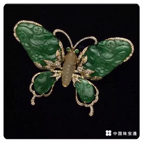 No description but looks like jadeite. Butterfly Cottage, Jadeite Jewelry, Jade Butterfly, Butterfly Jewellery, Jade Jewellery, Spider Brooch, Butterfly Style, Chinese Jewelry, Beautiful Bugs