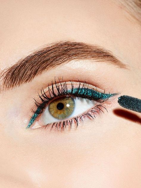 Eyeliner Tutorials, Top Eyeliner, Fall Eye Makeup, Winged Eyeliner Makeup, Metallic Makeup, Green Eyeliner, Fall Makeup Tutorial, Winged Eye, Eyeliner For Beginners