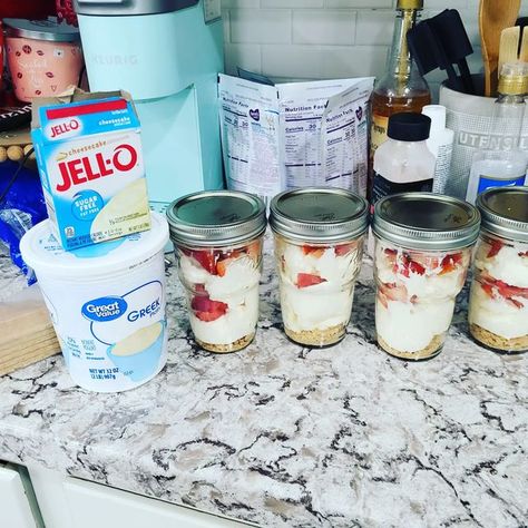 WW_Kriste on Instagram: "Super easy 2 point @ww dessert! Half a graham cracker on the bottom and 1 pt of sf jello mix! Greek yogurt and strawberries are 0! #myww #wwjourney #wwcommunity #wwdessert #wwsisterhood #wwsupport #wwsuccess #wwinsta #wwinstagram #foodjournal #wwmoms #wwmotivation #wwmillennials #workingmom #momsofinstagram #dessert #weightlossjourney #mywwjourney #healthiswealth" Yogurt And Strawberries, Vanilla Jello, Cheesecake Parfait, Low Calorie Recipes Dinner, Yogurt Dessert, Sugar Free Pudding, Meal Options, Ww Desserts, Strawberry Yogurt