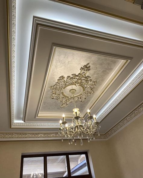 Ceiling Design Lobby Entrance, Best False Ceiling Designs For Bedroom, Lobby False Ceiling Design, Class Bedroom, Classical Ceiling Design, Old Money Interior Design, Old Money Interior, Classic Ceiling Design, Classic Interior Design Living Room