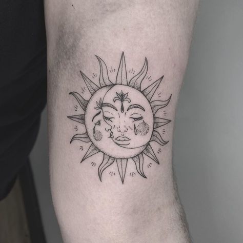 Sun And Moon Kissing Tattoo, Sun And Moon Kissing, Kissing Tattoo, Instagram Username Ideas, Moon And Sun, Sun And Moon, Sun Moon, Geometric Tattoo, Summer Nails