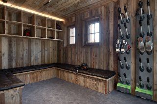 Ski Organization, Farm House Mud Room, Ski Mud Room, Cabin Mud Room, Mountain Inspiration, Chalet Kitchen, Spa Hammam, Ski House Decor, Garage Storage Inspiration