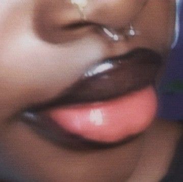 Brown Lip Black Women, Dark Top Lip Makeup, Fall Lip Combo Black Women, Lip Combos Aesthetic, Lined Lips With Gloss Black Women, Lip Makeup Black Women, Black Lips Aesthetic, Lip Gloss Black Women, Y2k Lip Combo