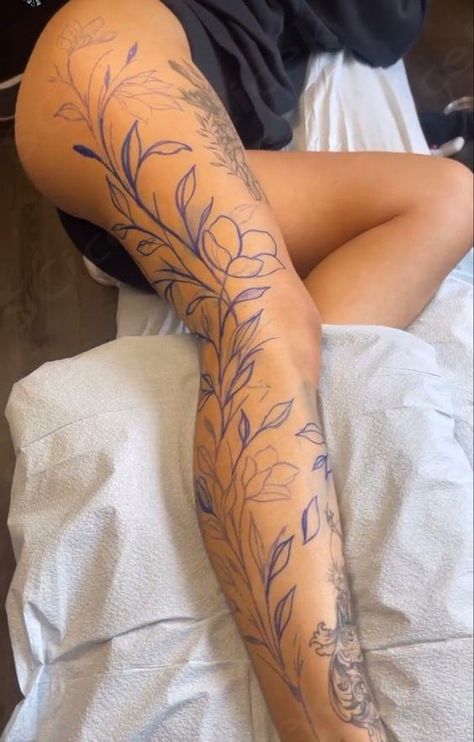 Tattoo outline Over The Knee Tattoo, Knee Tattoo Ideas, The Knee Tattoo, Tattoo Pierna, Knee Tattoos, Romantic Tattoo, Bauch Tattoos, Dope Tattoos For Women, Floral Tattoo Design