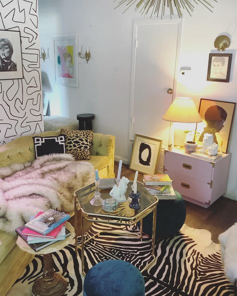 Glam Rock Decor Home, Hollywood Apartment Aesthetic, Retro Apartment Decor Eclectic, Minimalist Funky Decor, Modern Funky Bedroom, Y2k Living Room Decor, Funky Apartment Aesthetic, Hollywood Regency Decor Living Room, Retro Interior Design Bedroom