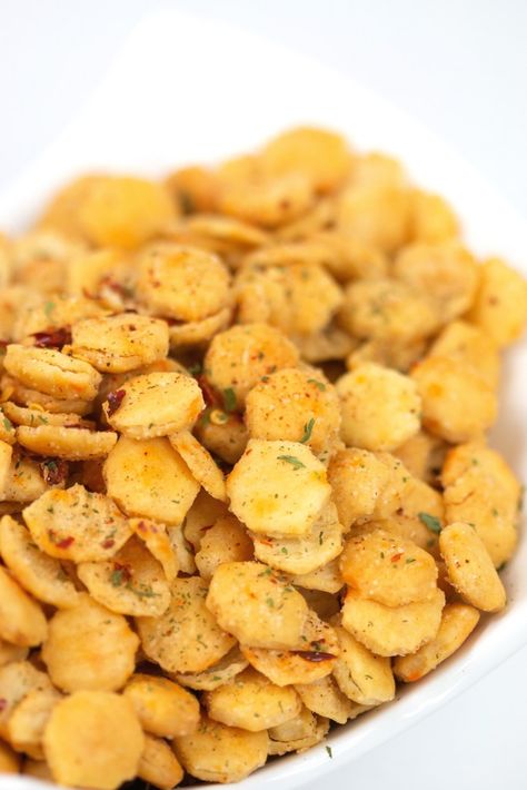 These spicy ranch oyster crackers are the perfect go to snack that the whole family will enjoy. With only 4 ingredients and 25 minutes from start to finish you can have these in no time. #crackers #ranch #footballfood #partyfood #superbowlfood #snacks #easyrecipes #oystercrackers Oyster Cracker Recipes, Spicy Ranch Oyster Crackers, Seasoned Saltine Crackers, Oyster Cracker, Oyster Crackers Recipe, Seasoned Oyster Crackers, Ranch Oyster Crackers, Ranch Crackers, Spicy Ranch Dressing